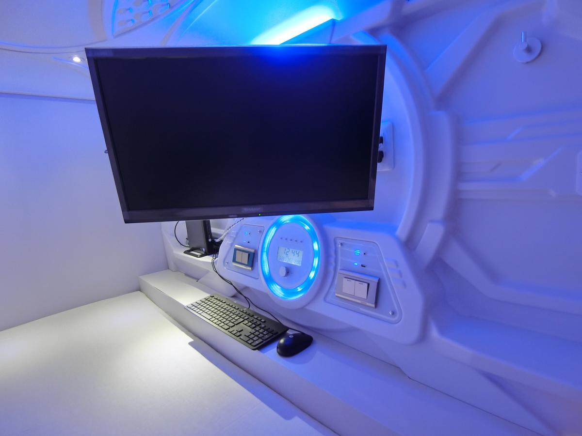 Capsule Hotel Manyudo Киото Экстерьер фото
