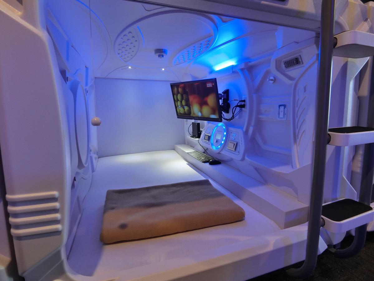 Capsule Hotel Manyudo Киото Экстерьер фото